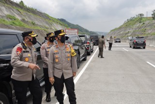 Kapolda Jatim Mengecek Lokasi Tanah Longsor di Tol Pandaan - Malang