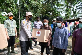 Tanggap Bencana, Kapolres Bondowoso Beri Bantuan Korban Puting Beliung
