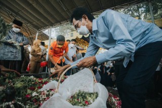 Sampaikan Duka, Ketua DPRD Surabaya Tabur Bunga di Makam Mertua Eri Cahyadi