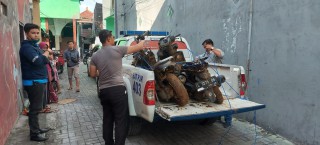 PJR Polda Jatim Evakuasi Motor Mahasiswa UNESA Korban Banjir dan Tanah Longsor di Malang