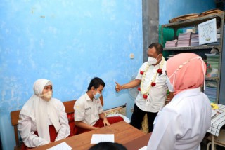 Sambangi SLB Widyatama , Wakil Walikota Armuji Kagum Hasil Kerajinan Anak - Anak
