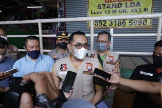 Satgas Pangan Polda Jatim Memantau Ketersediaan Minyak Goreng Curah/Kemasan di Pasar Wonokromo