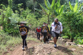 Kapolres Trenggalek Turun Desa Susuri Jalan Setapak Berikan Bantuan Untuk Warga