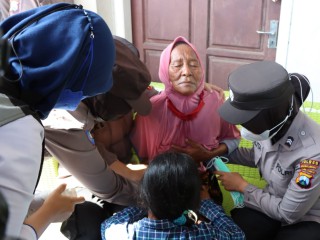 Polwan Polres Probolinggo Sigap Bantu Warga Lansia Saat Aksi Unjuk Rasa di Probolinggo