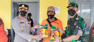 Kembali Gelar Bhaksos di Lokasi Banjir, Dandim dan Kapolres Jember Berbagi Sembako
