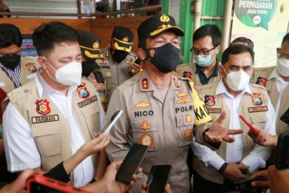 Kapolda Jatim bersama Forkopimda dan Satgas Pangan Jatim Cek Ketersediaan Minyak Goreng Curah dan Kemasan di Pasar Wonokromo