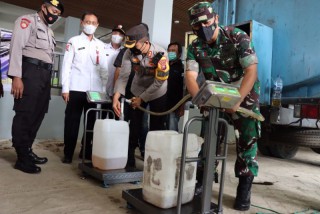 Kapolres Bojonegoro Bersama Dandim Pantau Pendistribusian 10 Ribu Liter Migor