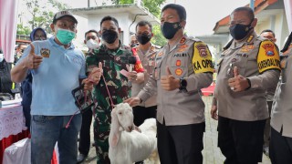 Kapolda Jatim bagikan Doorprize Kambing di vaksinasi Presisi Lumajang, seorang anak dan wartawan jadi salah satu pemenangnya