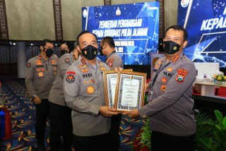 Humas Polda Jatim Raih 2 Penghargaan