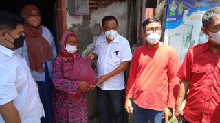Patut diacungi Jempol, Cara Armuji Memperlakukan dan Membantu Warga Lansia
