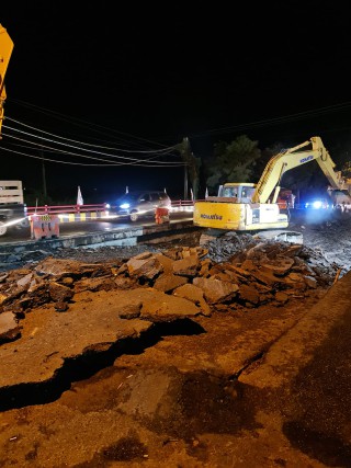 Gubernur Khofifah Target H-10 Lebaran Jembatan Ngaglik Lamongan yang Ambles Bisa Beroperasi Kembali
