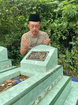Akan Memasuki Bulan Ramadhan , Wakil Walikota Armuji "Nyekar" Ke Sumenep