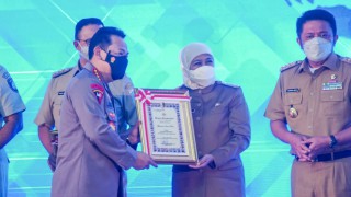 Kapolri Anugrahkan Penghargaan ETLE Nasional Presisi pada Gubernur Khofifah