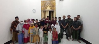 "Alhamdulillah", Pelaksanaan Santunan dan bingkisan Kepada Anak Yatim di Musholla Babusalam Berjalan Lancar
