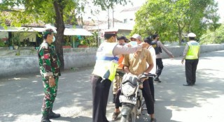 Awal Puasa Tidak Kendor, Babinsa Bersama Tiga Pilar Lakukan Yustisi dan Bagikan Masker