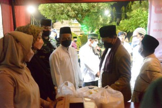 Kejar Herd Immunity, Polres Madiun Kota Bersama Forkopimda Gelar Vaksinasi Usai Sholat Tarawih