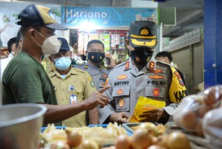 Cek Ketersediaan Stok Migor Kapolres Madiun Kota Tinjau Pasar Besar