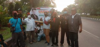 Sambut Ramadhan Pemuda Pancasila PAC Tandes Turun Ke Jalan Bagi Bagi Takjil