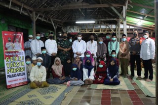 Mewujudkan Herd Immunty, Polres Gresik Vaksinasi Santri Usai Salat Tarawih