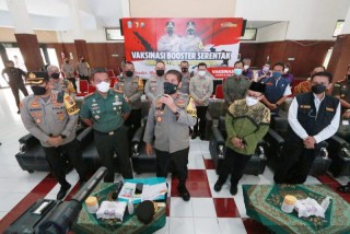 Waka Polda Jatim Ikuti Vaksinasi Massal Serentak Secara Virtual Melalui Zoom Meeting Bersama Wakapolri