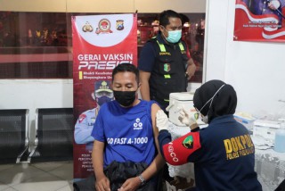 Percepat Capaian Vaksinasi Untuk Herd Immunity,Polres Pasuruan Kota Gelar Vaksinasi Malam Hari