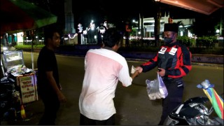 Sahur On The Road',Sat Samapta Polres Bangkalan Gelar Patroli Sambil Berbagi Nasi