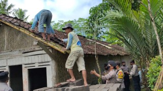 Polisi Peduli, Polres Jember Bersama Paguyuban Tali Asih Bedah Rumah Warga Kurang Mampu