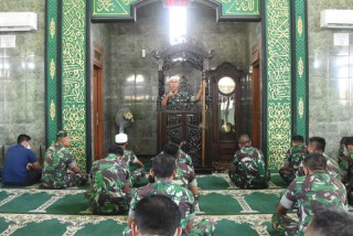 Kasrem 084/BJ Berikan Kultum di bulan Ramadhan.
