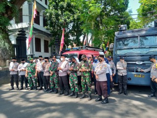 Libatkan Pasukan Asmaul Husna, Polresta Malang Kota Kawal Aksi BEM Kota Malang