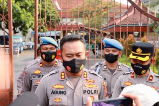 Berbaur Dengan Mahasiswa, Kapolres Kediri Kawal Aksi Damai BEM Kediri