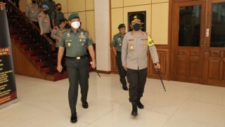 Tingkatkan Sinergitas TNI-Polri, Kapolda Jatim Sambut Hangat Kunjungan Kehormatan Pangdiv II Kostrad