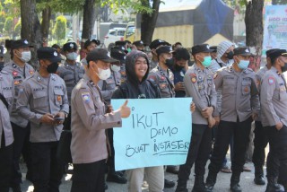 Pasukan Asmaul Husna Polres Probolinggo Dinginkan Aksi Demo BEM dan HMI Probolinggo Raya