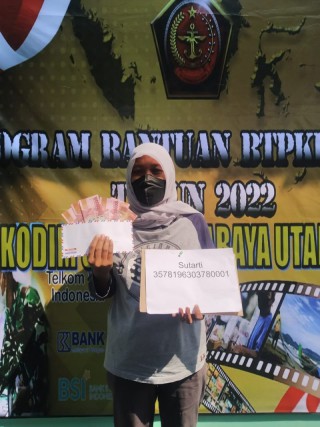 Koramil Benowo Salurkan Bantuan Tunai Kepada Warga Yang Berhak