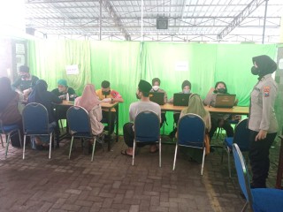 Siapkan Mudik Sehat dan Aman, Polresta Malang Kota Gelar Vaksinasi Booster di Ponpes