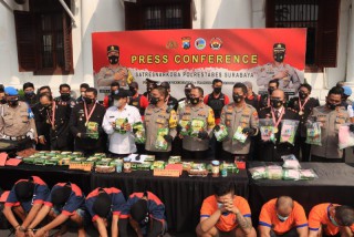 Satresnarkoba Polrestabes Surabaya Bekuk 7 Pengedar dan Amankan 42,8 Kg Sabu