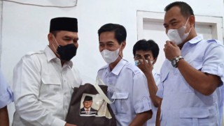 Jelang Akhir Ramadhan, DPC Partai Gerindra Surabaya Bagikan Paket Tali Asih
