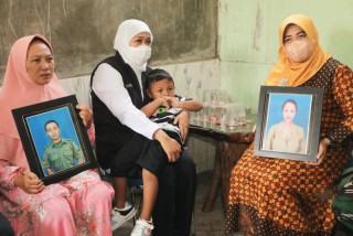 Takziyah ke Keluarga Sertu Eka dan Bidan Sri yang Jadi Korban Serangan di Yalimo, Gubernur Khofifah Kuatkan Anak dan Keluarga yang Ditinggalkan