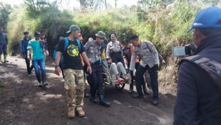 Polres Bondowoso dan Tim Evakuasi Temukan Pendaki Gunung Ijen yang Hilang Dalam Kondisi Selamat