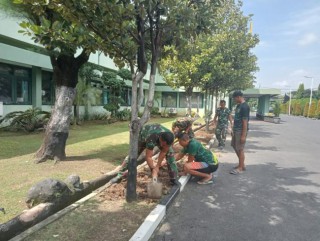 Jaga lingkungan agar tetap rapi oleh Personil Denma Korem 084/BJ
