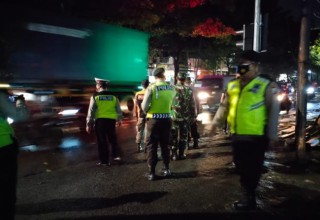 Babinsa Koramil Tandes Lakukan Yustisi Prokes PPKM Level 2 Bersama Tiga Pilar