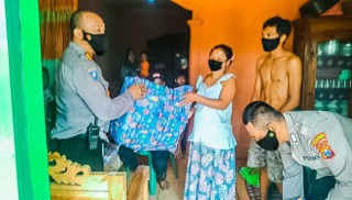 Polisi Peduli, Polres Probolinggo Beri Tali Asih ke Ibu yang Viral Melahirkan di Jalan