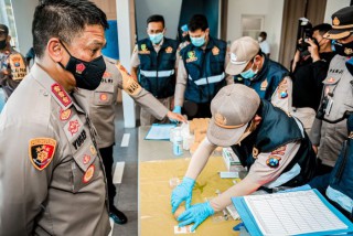 Kapolrestabes Surabaya Laksanakan Tes Urine Mendadak