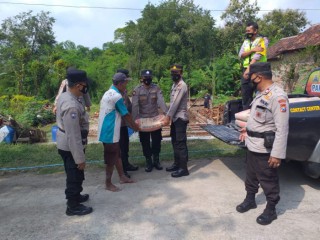 Tanggap Bencana, Polisi di Ponorogo Berikan Bantuan Korban Tanah Longsor