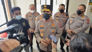 Kapolda Jatim Menjenguk Anggota Sabhara yang Terkena Lemparan Batu Saat Pengamanan Laga Persahabatan Persebaya Bertemu Persis Solo