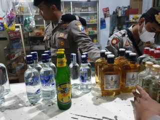 Harkamtibmas Polres Situbondo Mengamankan Puluhan Botol Miras