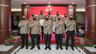 Kapolda Apresiasi Lima Atlet Bola Volley Anggota Polri Polda Jatim Peraih Medali Emas di Sea Games 2021 Vietnam