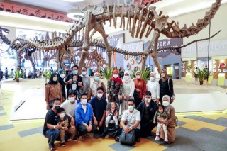 Gubernur Khofifah Isi Libur Lebaran dengan Ajak Sang Cucu, Si Kecil Aila, Berwisata Edukasi di Jatim Park 3 Mulai Dino Park Hingga Milenial Glow Garden