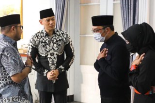 Takziah ke Rumah Ridwan Kamil, AHY Sampaikan Belasungkawa Untuk Eril
