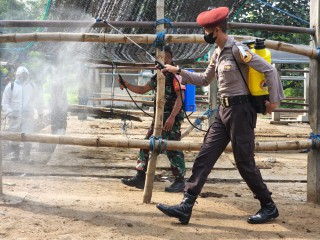 Gunakan Watercanon,Polres Blitar Kota Semprotkan Disinfektan di Pasar Dimoro