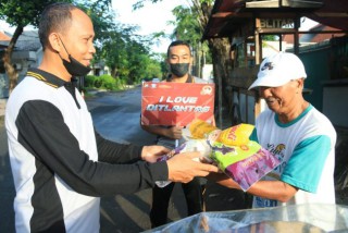 Sambut HUT Bhayangkara ke 76, Ditlantas Polda Jatim Napak Tilas dan Berbagi Sembako